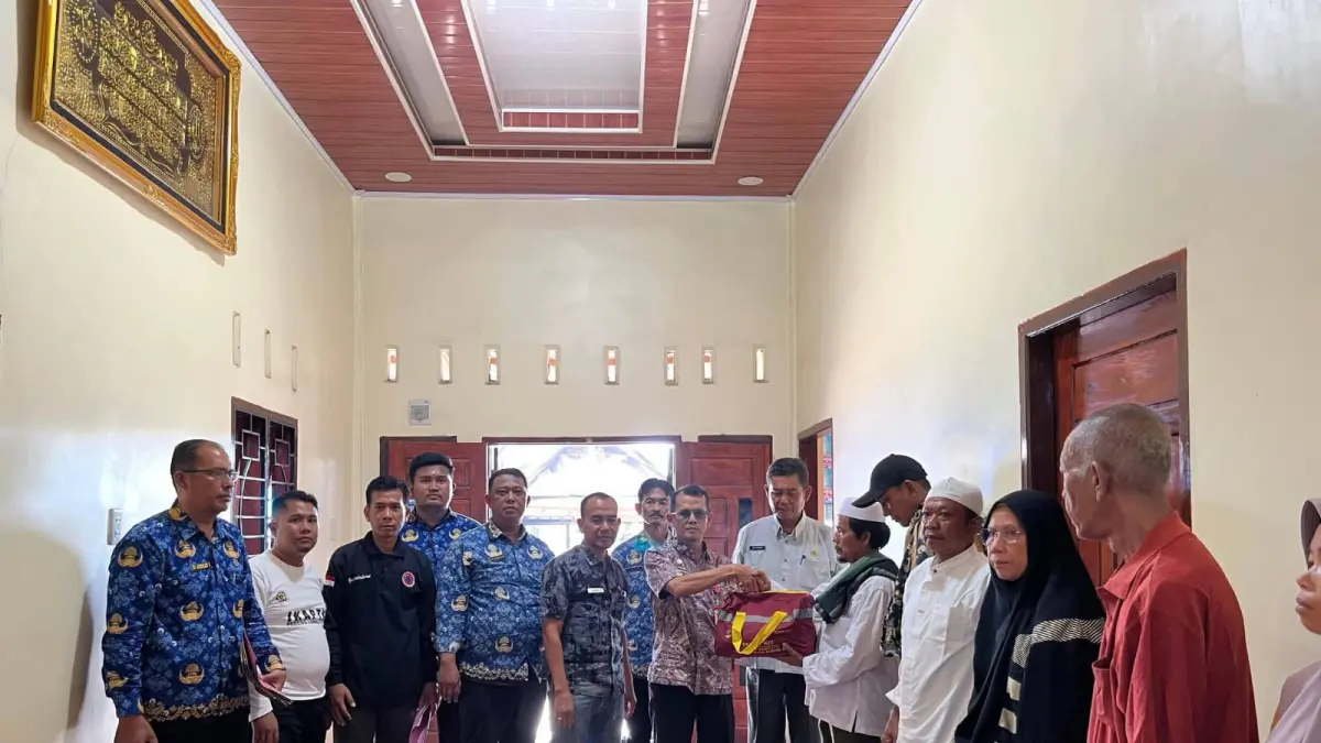 Pemkab Paluta salurkan bantuan logistik bagi korban kebakaran di Pasar Gunung Tua. (MITRA HARAHAP/SUMUT POS)
