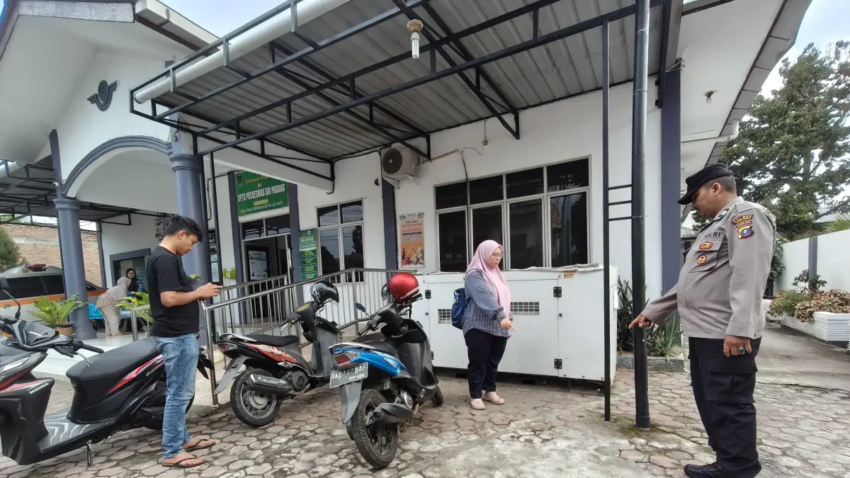 Petugas Polsek Rambutan meninjau lokasi tempat kejadian perkara (TKP) bersama pihak puskesmas. (Azan Purba /Sumut Pos)
