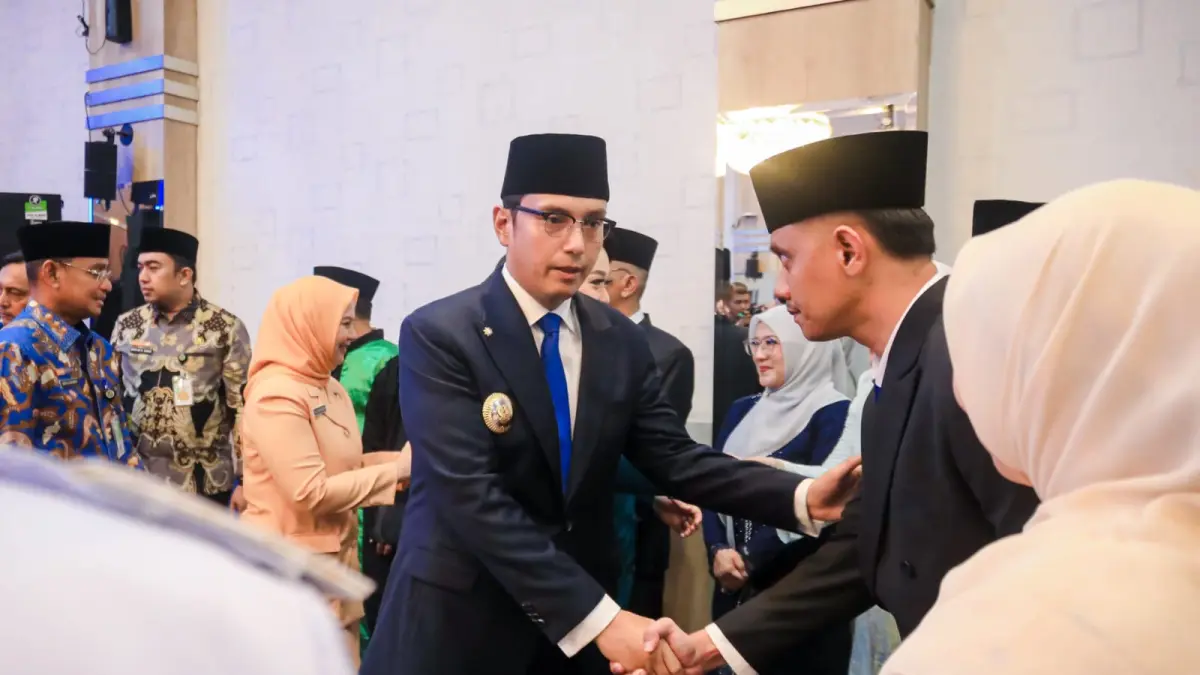 SALAM: Wali Kota Medan, Rico Waas saat bersalaman dengan pejabat yang baru dilantik di Lingkungan Pemko Medan. (Dok: istimewa)