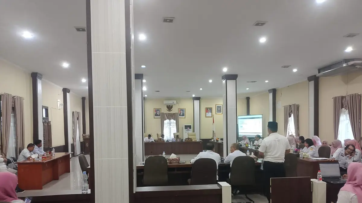 Suasana rapat pansus DPRD labusel membahas pengelolaan dana BPJS senilai sekitar Rp11 miliar yang bersumber dari APBD Tahun Anggaran 2025. (KHAIRUDDIN/SUMUT POS)