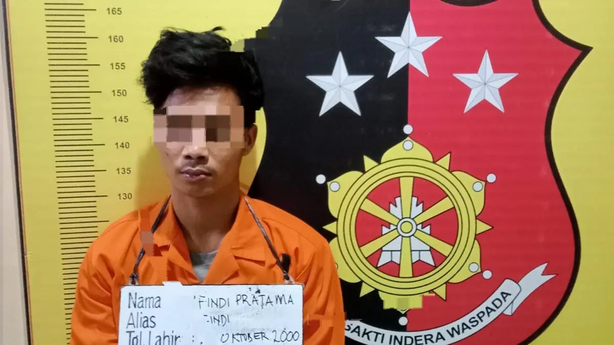 Tersangka Findi ditangkap polisi mengantongi sabu di kecamatan Marbau, Labura (Fajar/Sumut Pos)