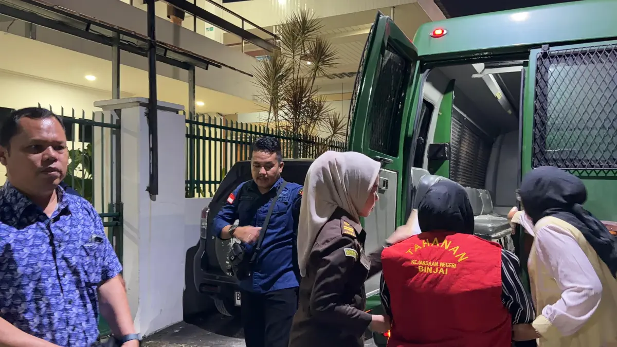 
Tersangka Rumandawati saat digiring untuk ditahan di Lapas Binjai. (Istimewa/Sumut Pos)