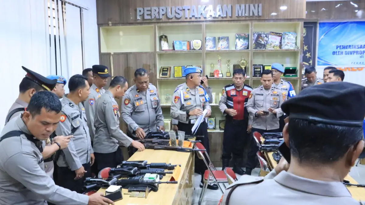Tim Divisi Profesi dan Pengamanan (Divpropam) Mabes Polri bersama Slog Mabes Polri melakukan pemeriksaan senjata api organik Polri di Mapolres Labuhanbatu (Fajar/Sumut Pos)