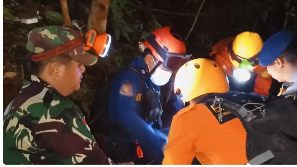 Tim Sar Gabungan melakukan evakuasi para korban kecelakaan jatuhnya helikopter di Kalbar usai hilang kontak (Jawa Pos)