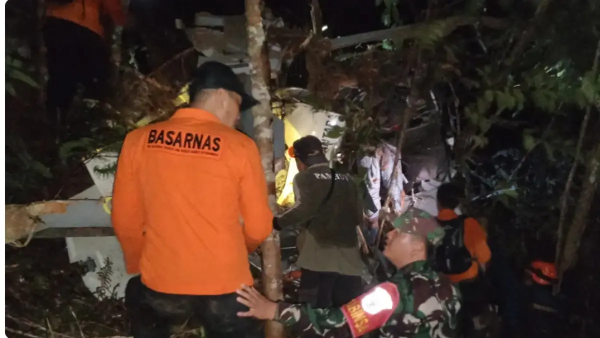 Tim SAR Gabungan mengevakuasi jenazah para korban kecelakaan helikopter di Kalbar. (TNI AD)