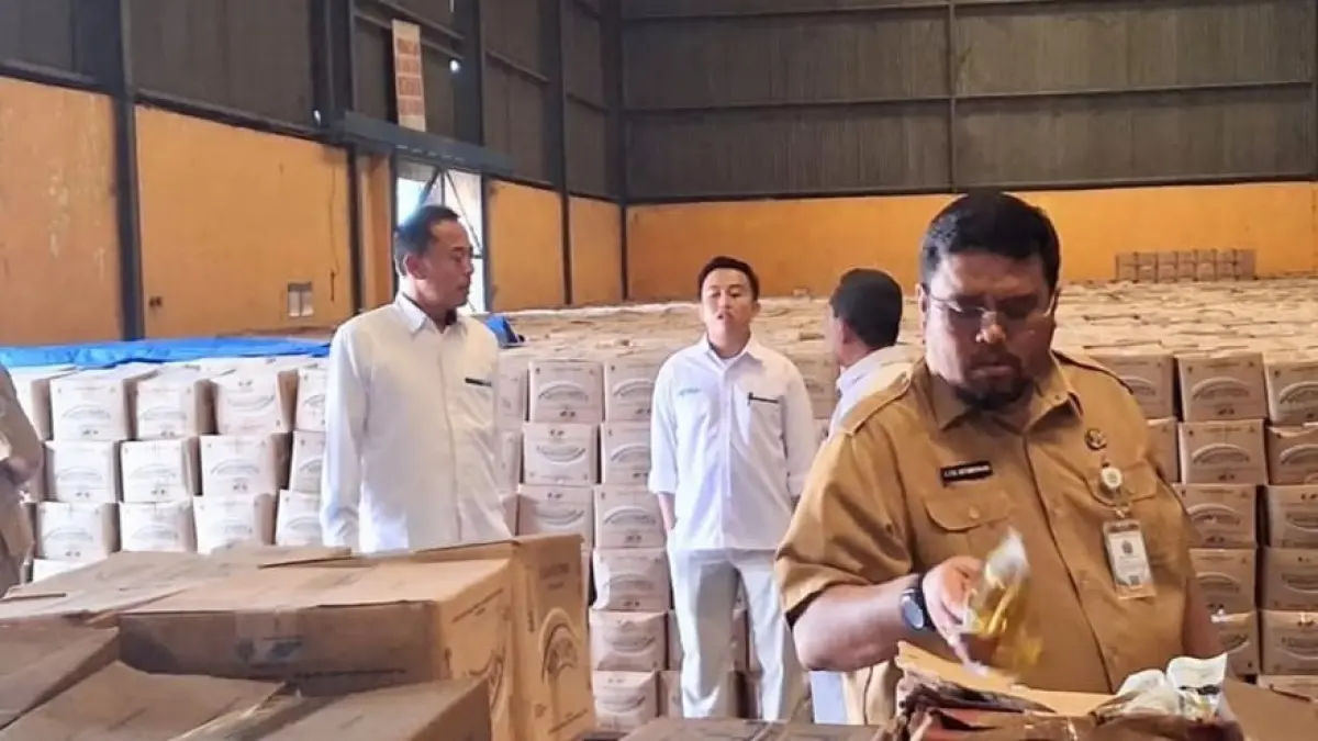 TINJAU: Tim monitoring Disperindag dan ESDM Sumut saat melakukan tinjauan lapangan ke sejumlah distributor Minyakita, baru-baru ini. (Dok: istimewa)

