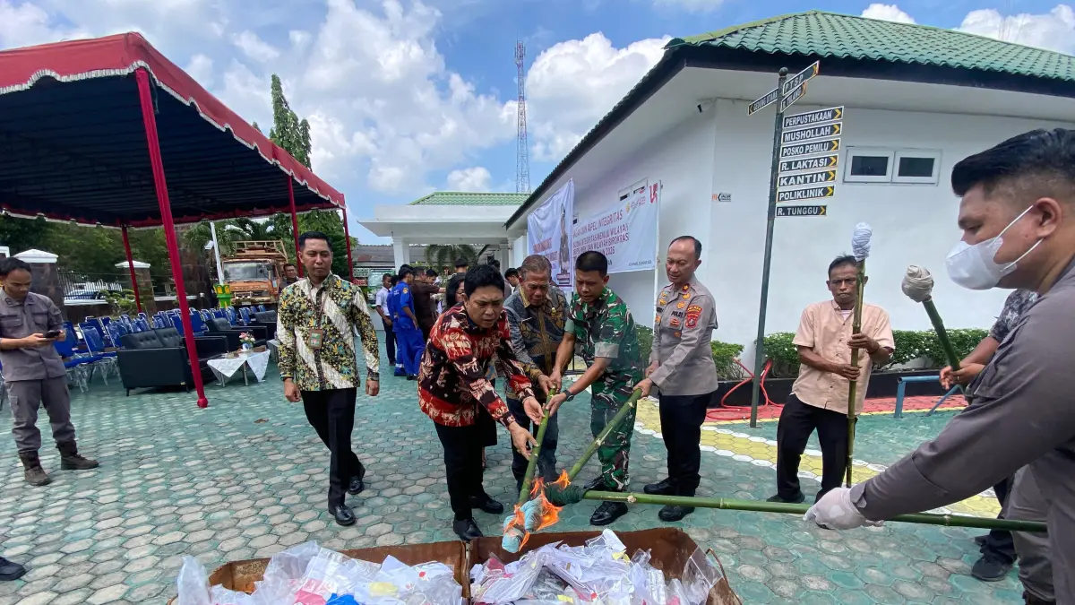 Wakapolres Labusel bersama Kejari Labusel dan forkopimda memusnahkan barang bukti yang sudah inkracht. (KHAIRUDDIN/SUMUT POS)