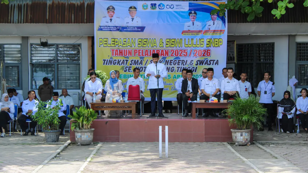 Wali Kota Tebing Tinggi, Iman Irdian Saragih, saat memberikan sambutan sekaligus melepas secara resmi 256 siswa SMA/SMK yang lulus Seleksi Nasional Berdasarkan Prestasi (SNBP) Tahun  2025/2026. (Azan Purba/ Sumut Pos)