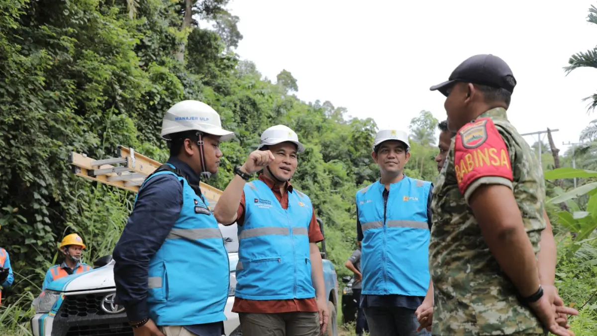 General Manager PLN UID Sumut (2 dari kiri) saat berbincang dengan Camat Kolang dan Babinsa ditemani Manager UP3 Sibolga (3dari kiri) dan MULP Barus (kiri). (ISTIMEWA/SUMUT POS)