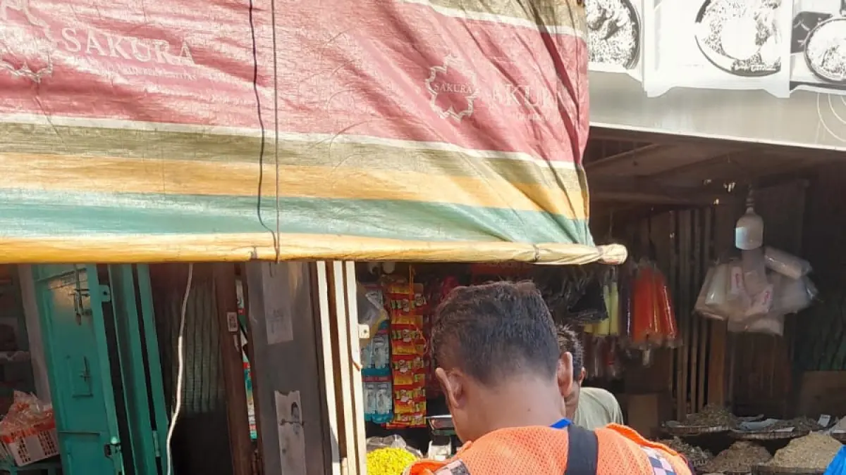 PARKIR: Juru parkir di area Pajak Impres Tebingtinggi, Sabtu (18/4/2026). (Dok: Azan Purba/ Sumut Pos)