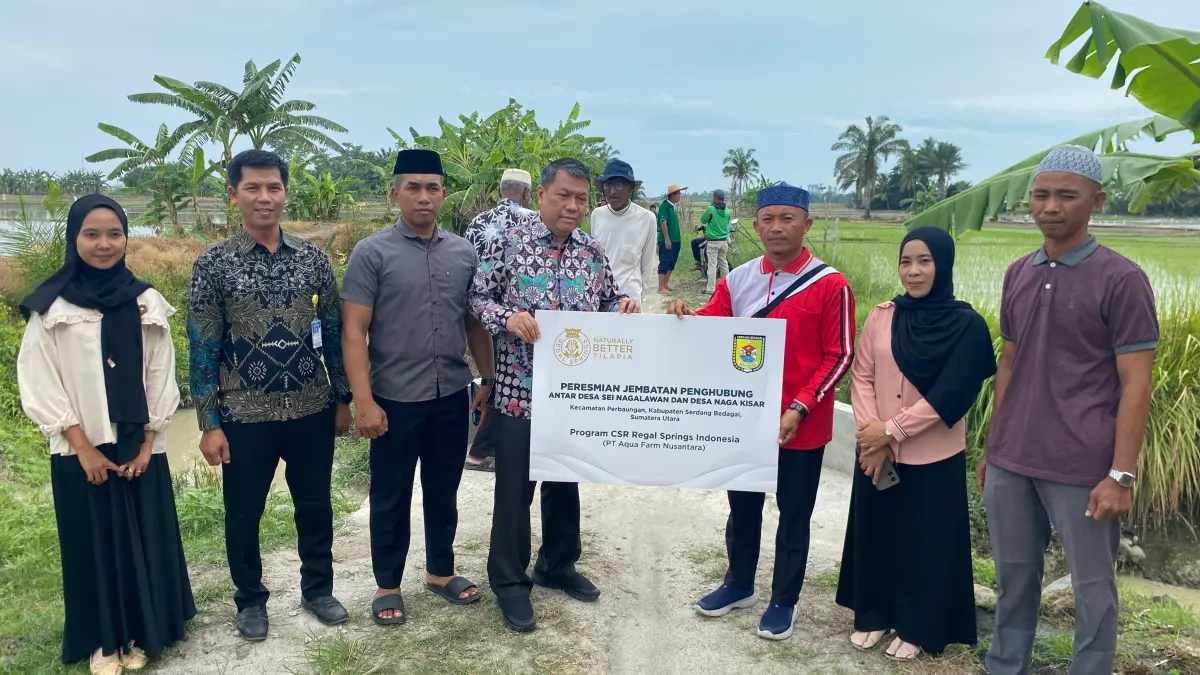 RESMI: Peresmian jembatan penghubung Sei Nagalawan–Desa Naga Kisar, wujud sinergi dan kepedulian untuk memperlancar akses masyarakat dari CSR RSI. (Dok: Fadli/ Sumut Pos)
