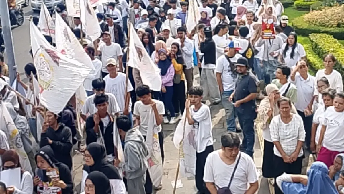 Ribuan petani berunjuk rasa di Jakarta, Jumat (17/4/2026), mendesak Polri &nbsp;segera menangkap pengamat hukum Feri Amsari buntut komentarnya mengenai swasembada beras yang menjadi kontroversial. (ist)
