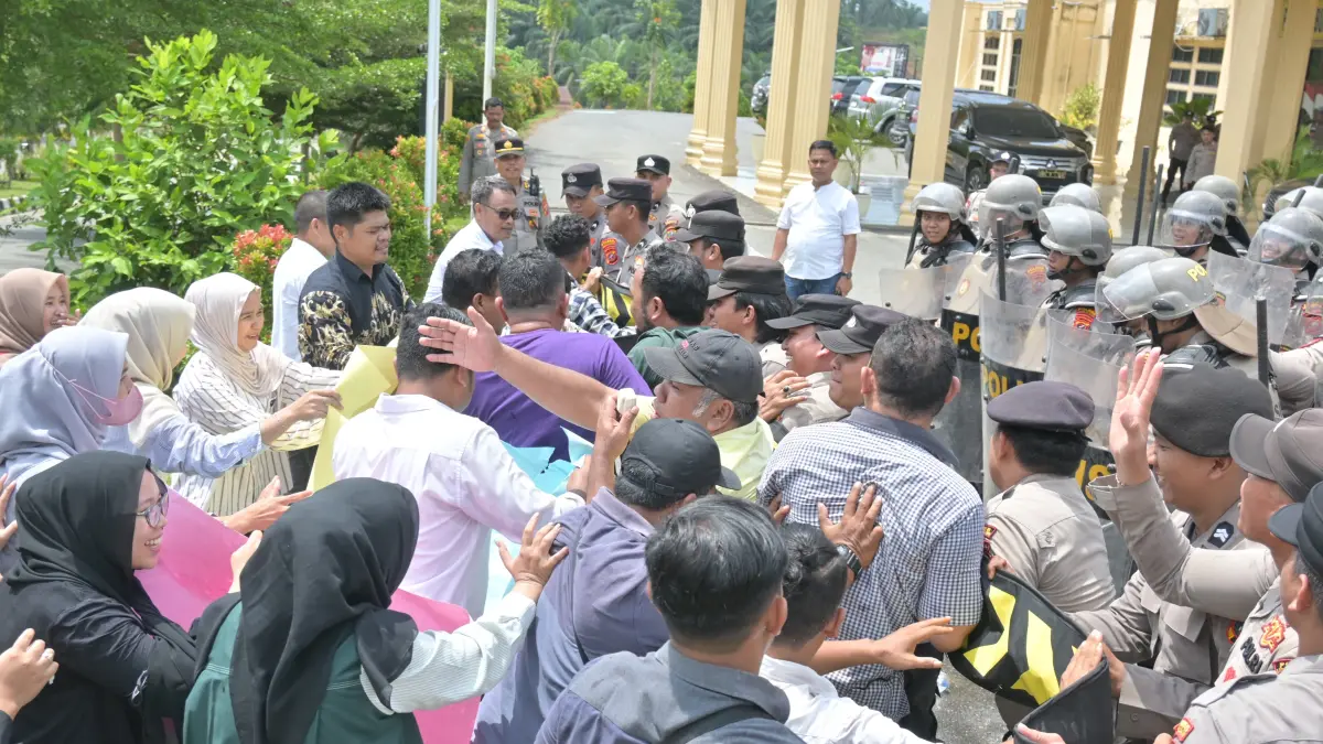 SIMULASI: Polres Labuhanbatu Selatan saat menggelar simulasi markas komando untuk menghadapi kerusuhan. (Dok: istimewa)
