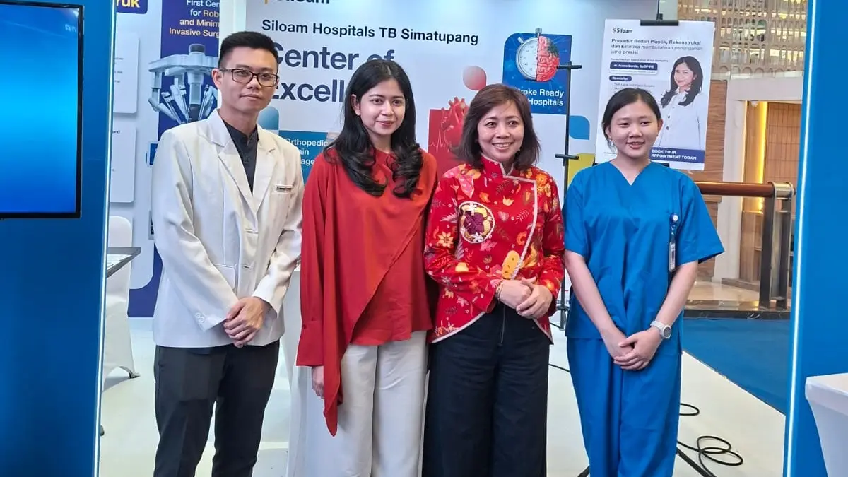 Tim Siloam Hospitals TB Simatupang dari kiri, dr Jaysen Kobstan, dr Amira Danila, SpB.P.R.E, Ibu Mada Shinta Dewi (Eksekutif Director Siloam Hospitals TB Simatupang), Nurse Mega, dalam kegiatan Siloam Fair 2026 di Medan. Siloam Hospitals TB Simatupang hadir hingga Minggu, 19 April 2026.