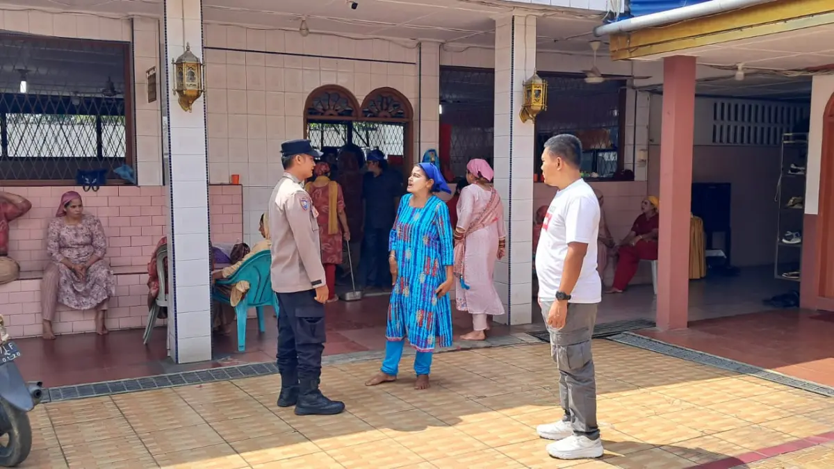 Personel Polres Tebing Tinggi saat melakukan pengamanan dan pemantauan kegiatan ibadah peringatan kelahiran Guru Angad Dev Ji di Rumah Ibadah Sikh Gurdwara Shree Guru Granth Sahib, Jalan Imam Bonjol, Kota Tebing Tinggi, Minggu (19/4/2026)  (Azan Purba/ Sumut Pos)