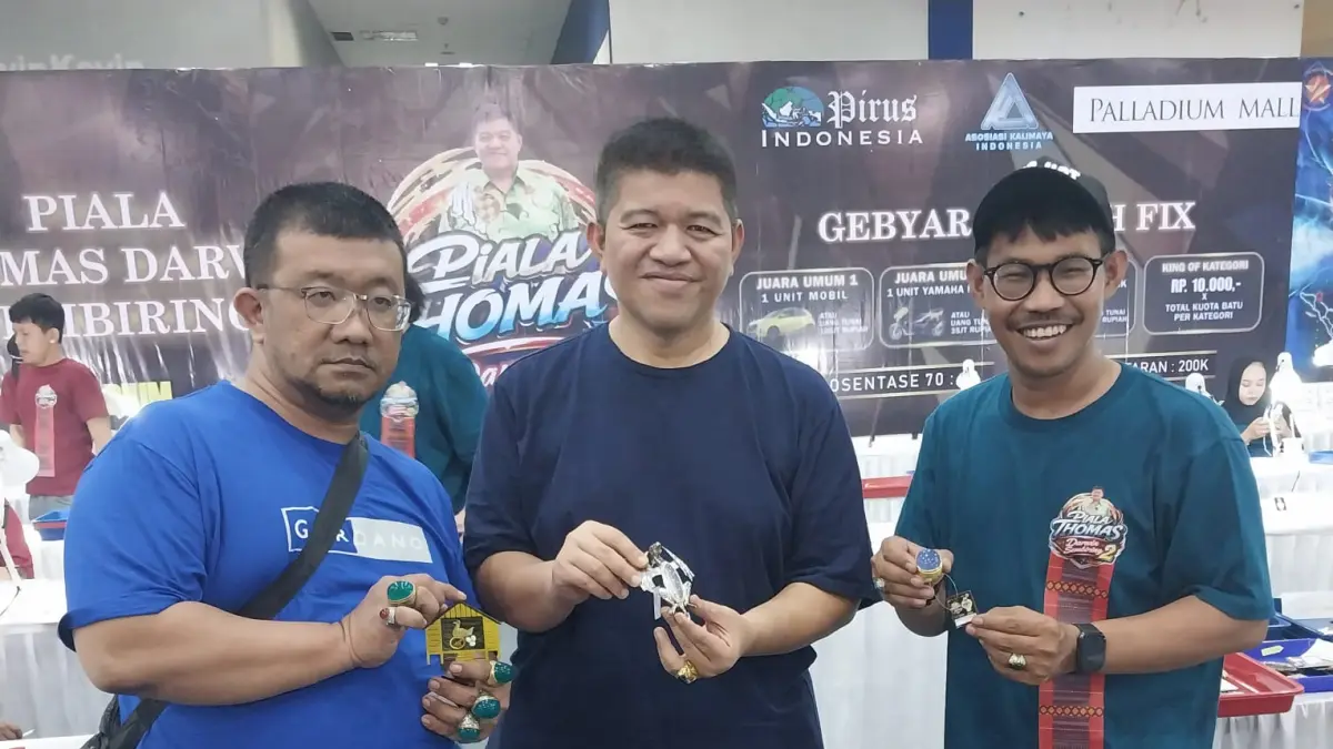 dr Thomas Darwin Sembiring ( tengah) sebagai inisiator kontes batu akik diabadikan dengan Ketua Panitia Kontes Batu Aki Tingkat Nasional, Riski Kembar dan Presiden The Rock Show Krimhot Manik alias Virgo. (Batara/Sumut Pos)