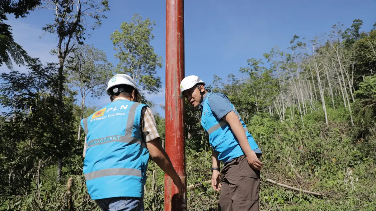 GM PLN UID SUMUT, (kanan) bersama MULP Kotanopan memastikan pembangunan tiang sesuai standar dan aman. (ISTIMEWA/SUMUT POS)
