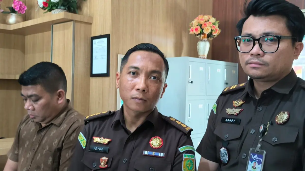 
Kasi Pidum Kejari Langkat, Yoyok Adi Syahputra (tengah) saat diwawancarai wartawan di Stabat. (Teddy Akbari/Sumur Pos)