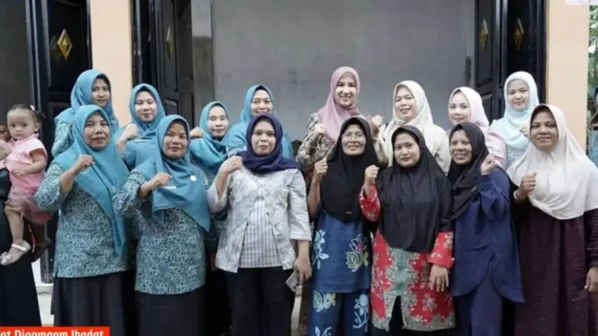 Ketua Tim penggerak Pemberdayaan Kesehjateraan Keluarga ( TP PKK), Mahzalena Putra Mahkota Alam Hasibuan photo bersama dengan ibu di desa binaan Purba Tua, Barumun, Palas. (ISTIMEWA/SUMUT POS)