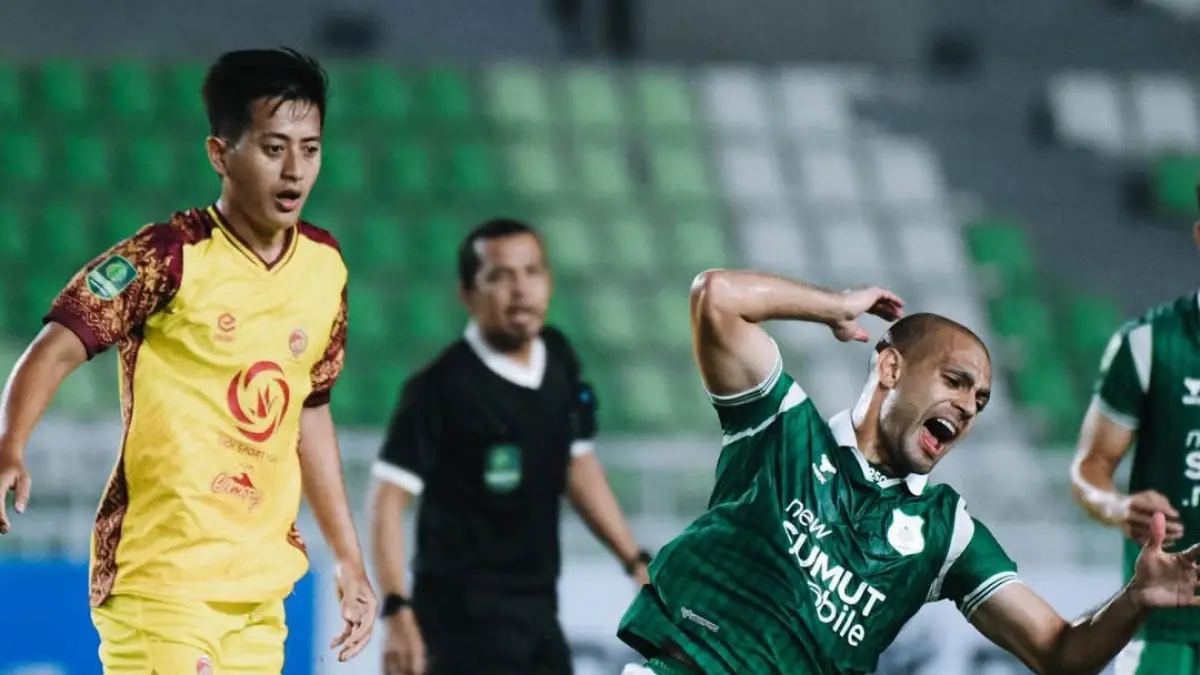 LANGGAR: Pemain asing PSMS Clayton Da Silva dilanggar oleh lawan saat pertandingan di Stadion Utama Sumatera Utara, Minggu (19/4/2026) malam. (Dok: PSMS)