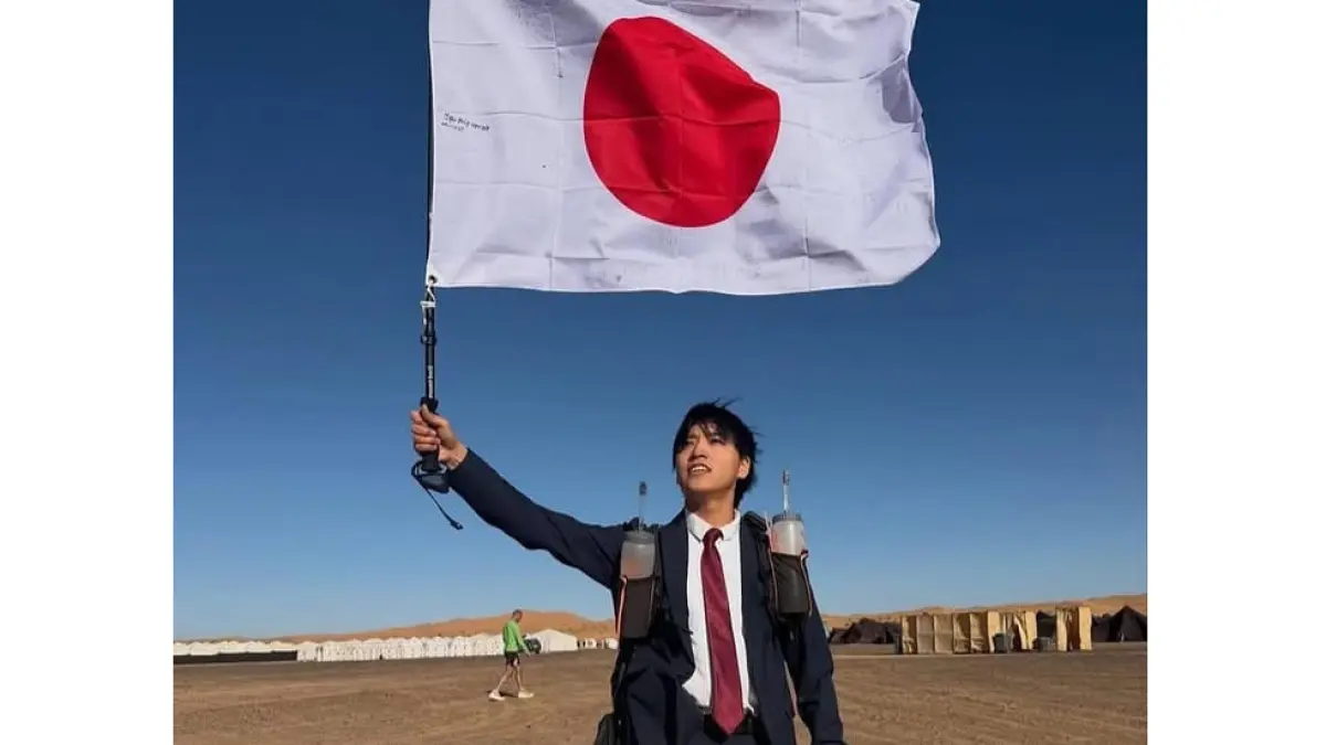 Masahiro Michinaka, 57 tahun tampil tak biasa berlari mengenakan jas lengkap.(Instagram @cretivox)