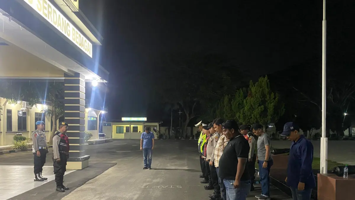  Personel apel malam di Mapolres Serdang Bedagai, personel bersiap menjalankan tugas menjaga keamanan wilayah. ( Fadly/Sumut Pos )