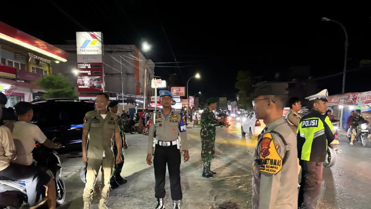 Polres Labuhanbatu bersama TNI dan Satpol PP melaksanakan Patroli Gabungan 3 Pilar (Fajar/Sumut Pos)