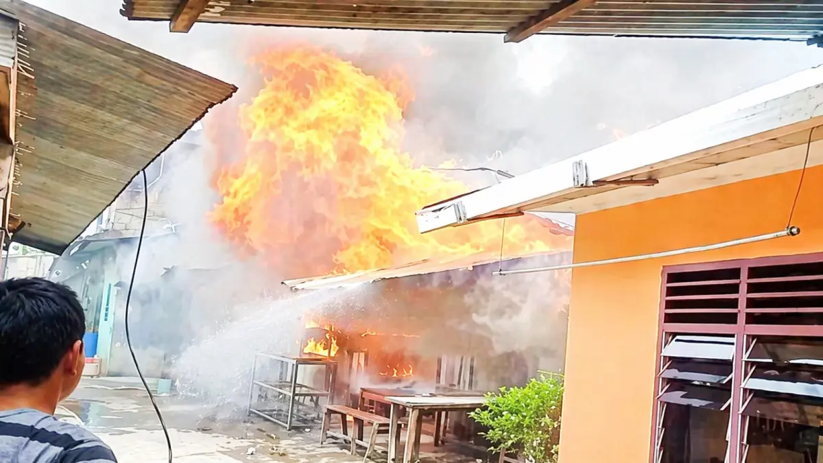 Rumah warga di Jalan Starban, Medan Polonia terbakar, Minggu (19/4/2026). (ISTIMEWA/SUMUT POS)