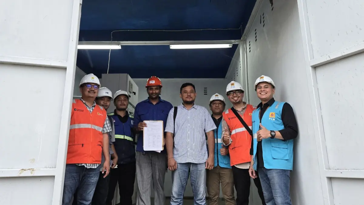 Tim Teknik UP3 Lubuk Pakam saat penyelesaian pekerjaan setting proteksi pada gardu pelanggan. (ISTIMEWA/SUMUT POS)