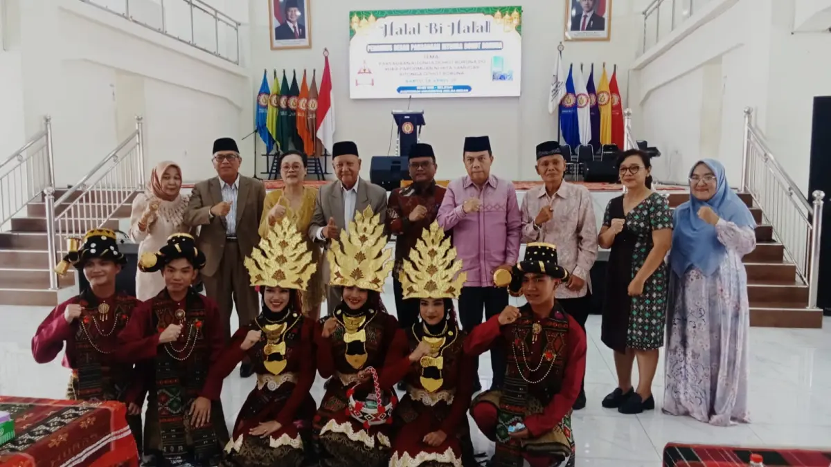 UNIVERSITAS IMELDA: Pimpinan PB PRDB, wali Kota Padangsidimpuan (tengah), wakil bupati Tapsel bersama rektor dan mahasiswa Universitas Imelda Medan, Sabtu (18/4).