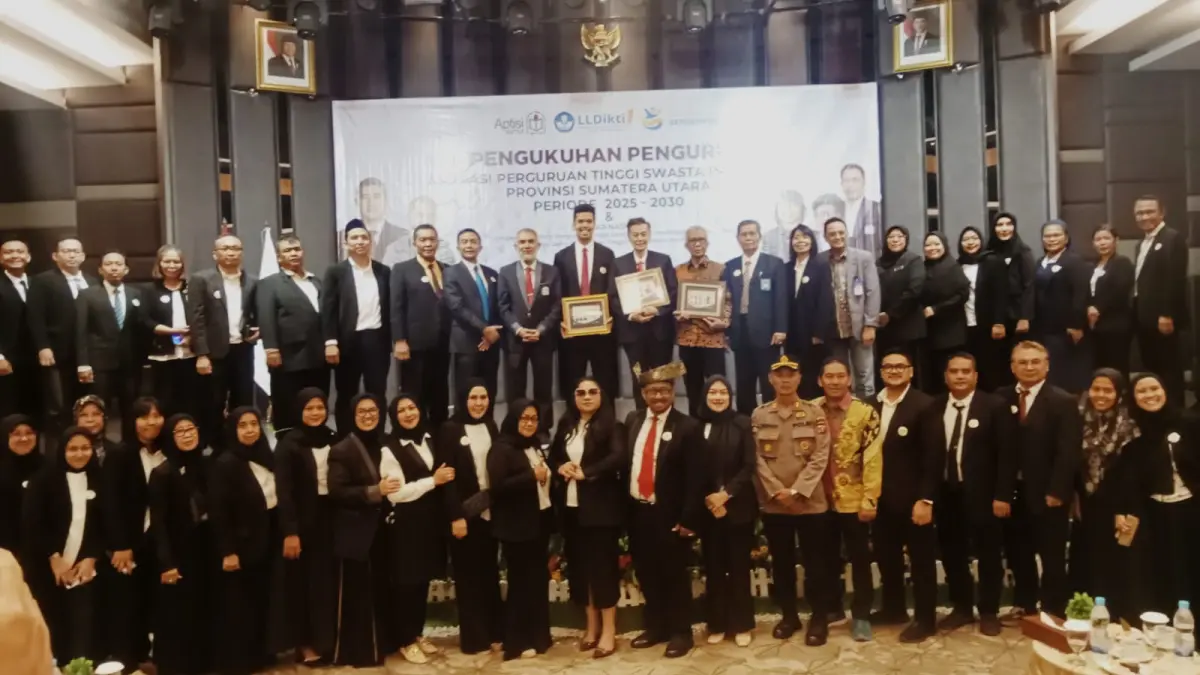 APTISI SUMUT: Prof. Dr. Ir. H. M. Budi Djatmiko, M.Si., MEI bersama pengurus Aptisi Sumut dan undangan di Hotel Le Polonia Medan, Jumat (17/4) sore. (Deddi Mulia Purba/Sumut Pos)