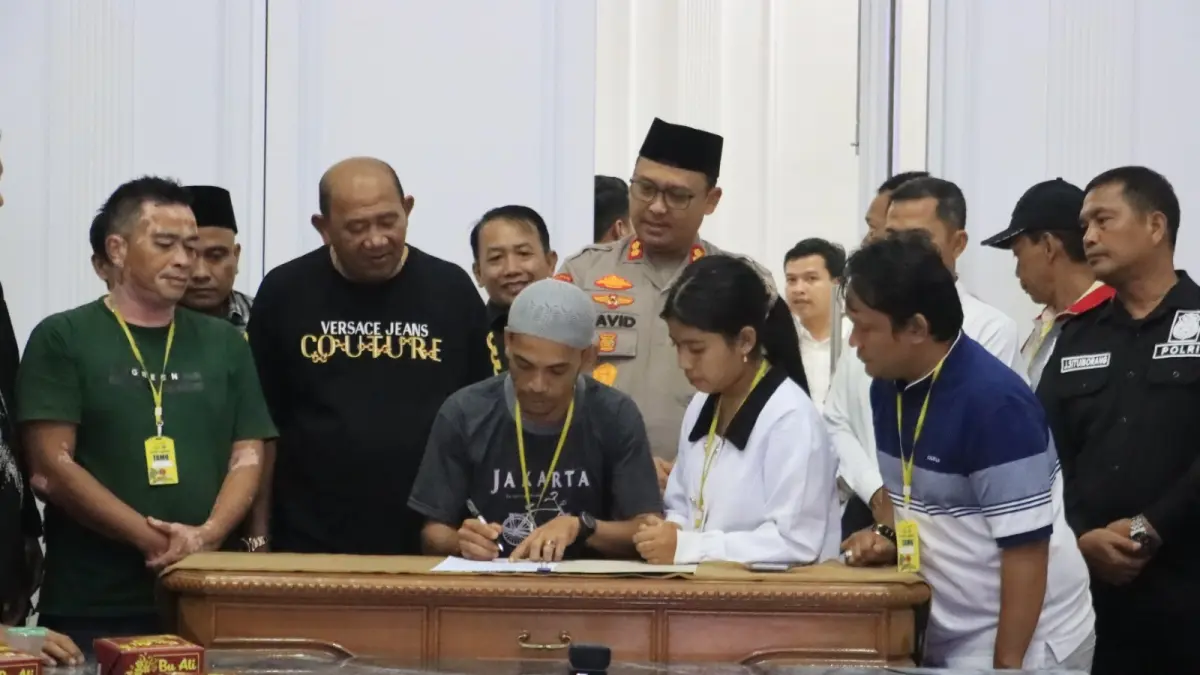 
Bupati Langkat, Syah Afandin saat memfasilitasi pertemuan terkait anak berhadapan dengan hukum yang berakhir damai. (Istimewa/Sumut Pos)