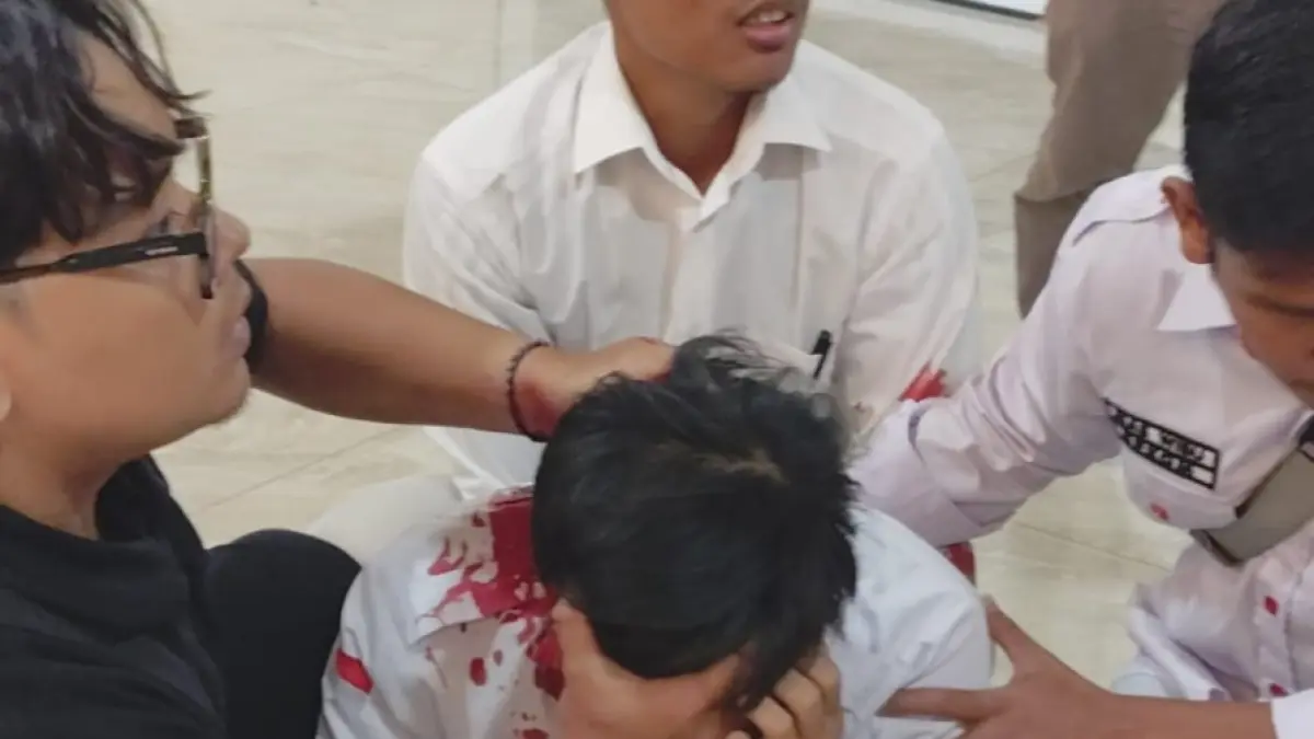 CEDERA: Salah satu kader dari Kesatuan Aksi Mahasiswa Muslim Indonesia (KAMMI) Sumatera Utara yang mengalami cedera akibat terlibat kericuhan di Kantor Gubernur Sumut, Minggu (19/4/2026). (Dok: istimewa)