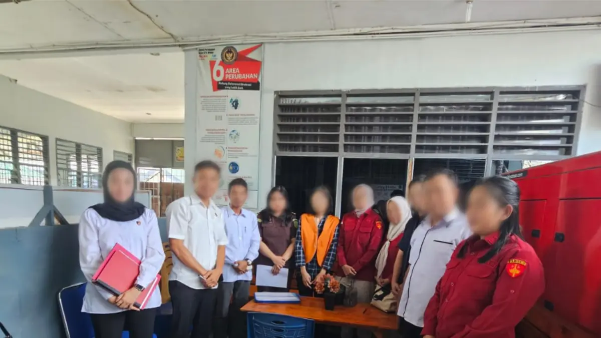 FAKTUR PAJAK: DJP Sumut I  saat menyerahkan tersangka faktur pajak ke Kejari Medan. (Dok: istimewa)

