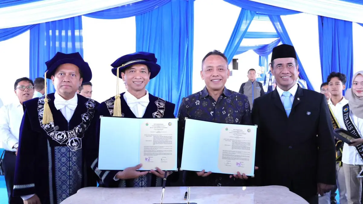 FOTO BERSAMA: Dirut PTPN IV PalmCo Jatmiko K Sentosa (dua dari kanan) dan Rektor ITS Bambang Pramujati (dua dari kiri), foto bersama Mentan, usai MoU. (ISTIMEWA/SUMUT POS)