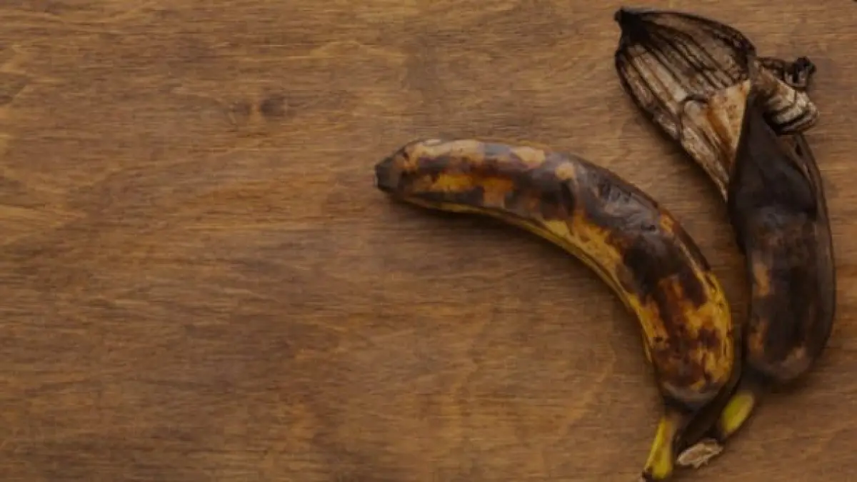 ilustrasi, kulit pisang nyatanya bukan sekadar limbah tapi memiliki banyak manfaat bagi tubuh. (freepik.com)