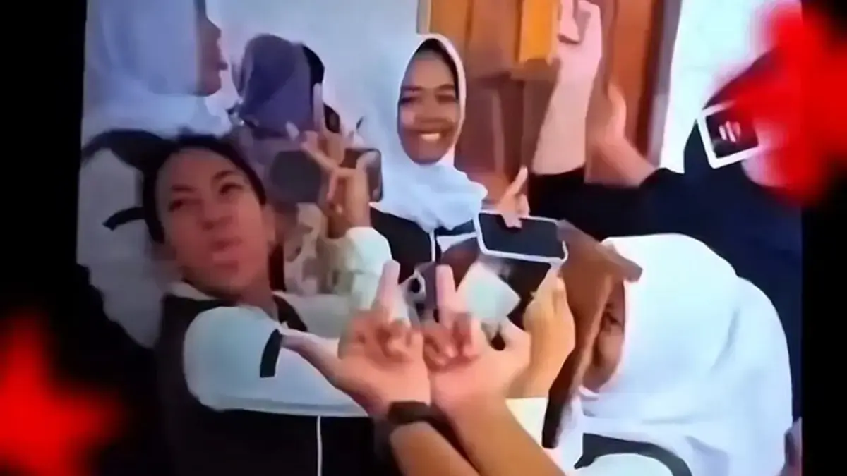 JARI: Video viral para siswa SMAN 1 Pirwakarta mengacungkan jari tengah pada guru. (Dok: istimewa)