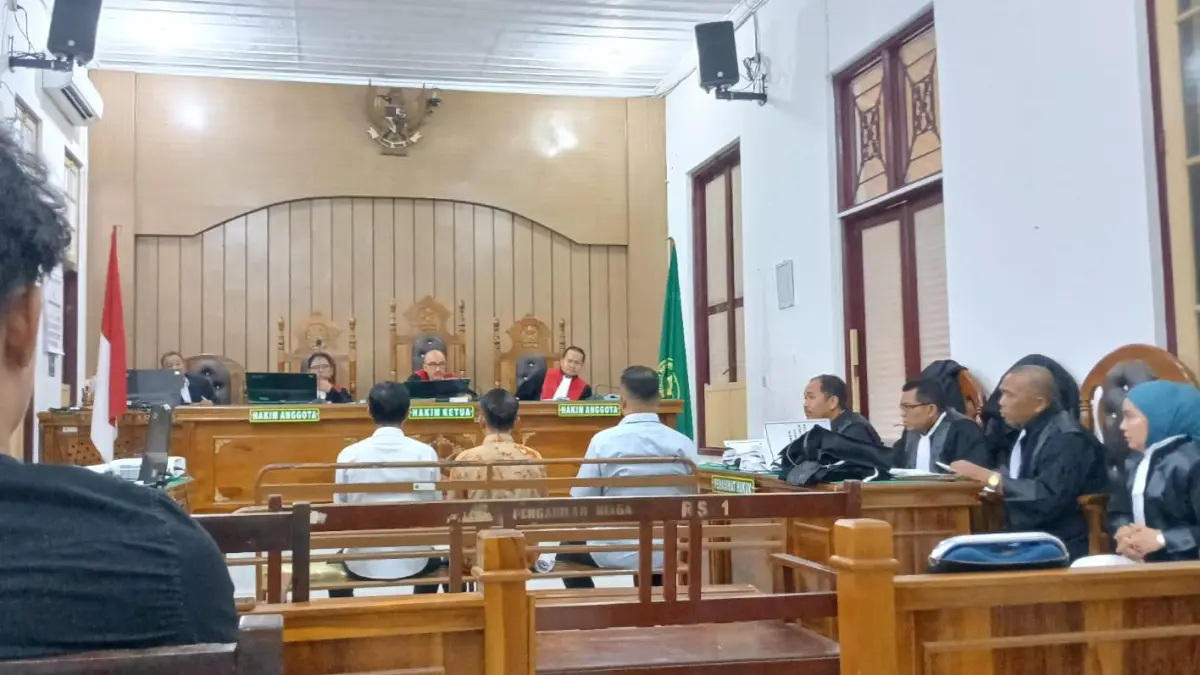 MADINA: Tiga terdakwa dugaan korupsi dana PSR di Madina, menjalani sidang dakwaan di Penadilan Tipikor Medan, Senin (20/4/2026). (Dok: istimewa)
