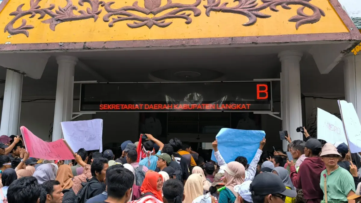 
Massa korban terdampak banjir yang tidak mendapat bantuan saat menggeruduk Kantor DPRD Langkat di Stabat. (Teddy Akbari/Sumut Pos)