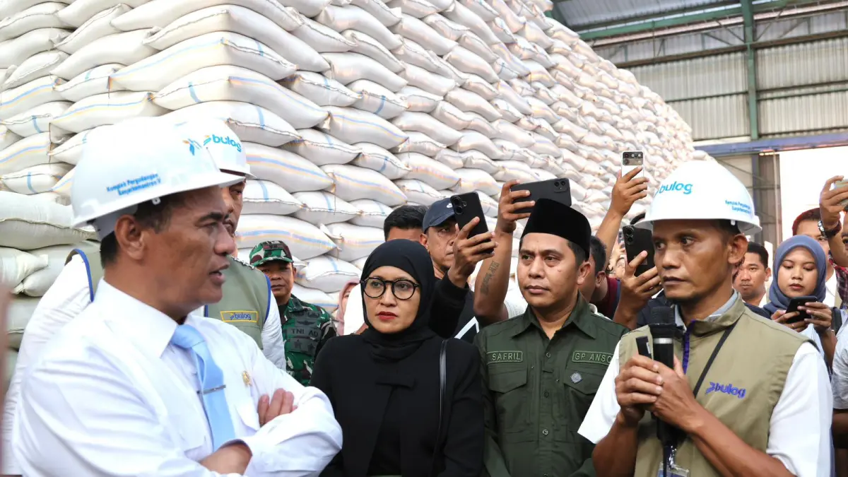 Menteri Pertanian (Mentan) Andi Amran Sulaiman mengajak para mahasiswa, guru besar, dan pakar pertanian di Jawa Timur untuk mengecek langsung gudang Bulog di Sidoarjo, Minggu (19/4/2026).