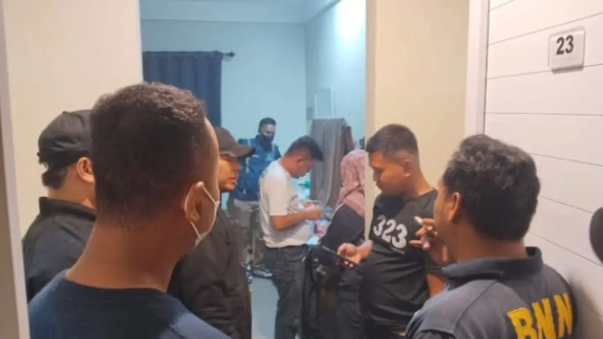 Petugas BNNK Tebing Tinggi bersama unsur masyarakat  melakukan pemeriksaan terhadap sejumlah pengunjung di salah satu kamar penginapan dalam razia dini hari, Minggu (19/4/2026). (Azan Purba/Sumut Pos) 