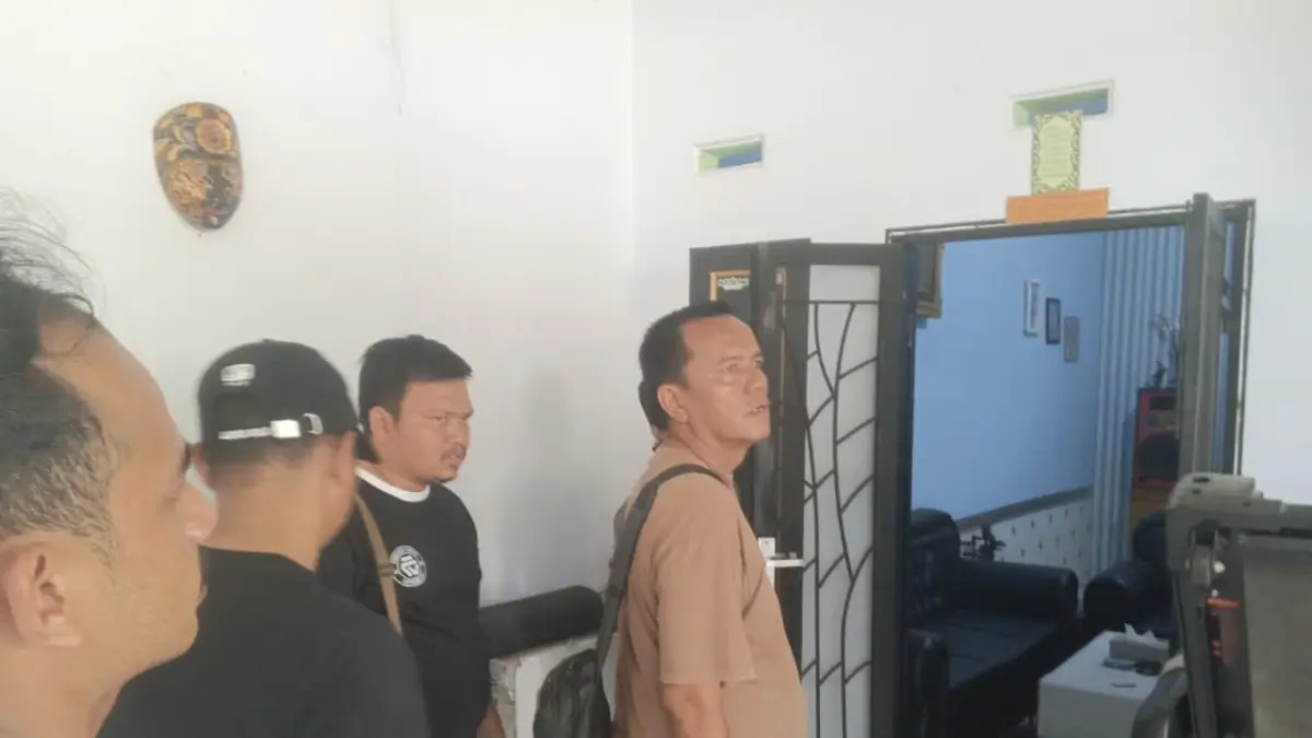 Petugas kepolisian saat melakukan penggerebekan dan tidak ditemukan barang bukti. (Istimewa/Sumut Pos)