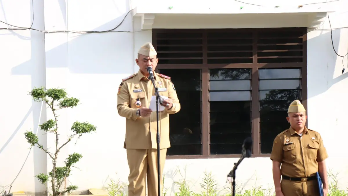 
Sekda Binjai, Chairin Simanjuntak saat memimpin apel gabungan di balai kota. (Diskominfo Binjai/Sumut Pos)