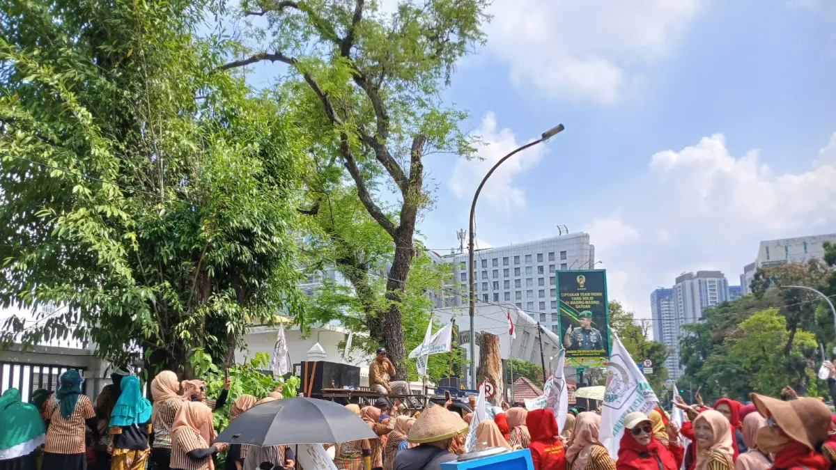 UNJUK RASA:  Ratusan massa Pujakesuma saat menggelar unjukrasa di PN Medan, Senin (20/4/2026) siang. (Dok: istimewa)


