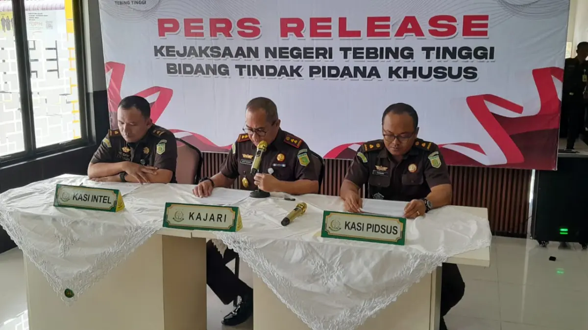 Kajari Tebing Tinggi Anthoni Nainggolan  didampingi Kasi Intel Sai Sintong Purba   dan Kasi Pidsus Danang Dermawan  saat menyampaikan keterangan pers terkait penetapan tersangka kasus dugaan korupsi di Lobby Kejari Tebing Tinggi, Selasa (21/4/2026) (Azan Purba / Sumut Pos.)