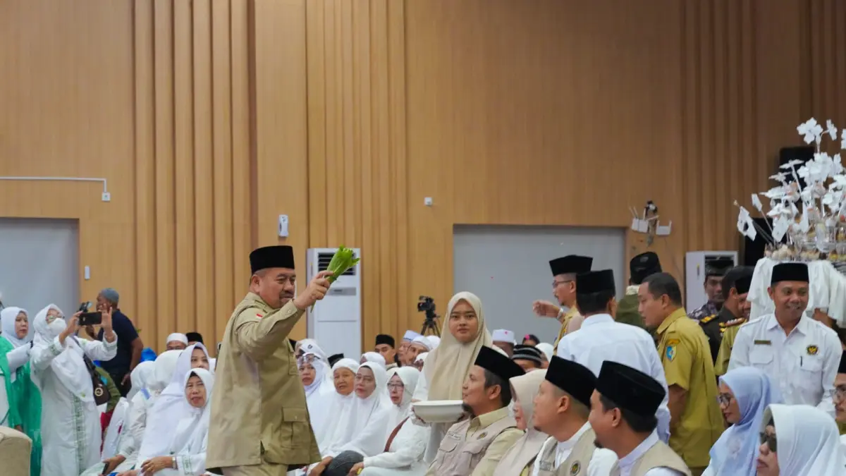 Bupati Batu Bara H. Baharuddin Siagian, S.H., M.Si. tepung  tawari jemaah calon haji Kabupaten Batu Bara Tahun 1447 Hijriah/2026, di aula Pemkab Batubara, Bupati Batubara,  Senin (20/4/2026). (Kominfo Batubara/ Sumut Pos)