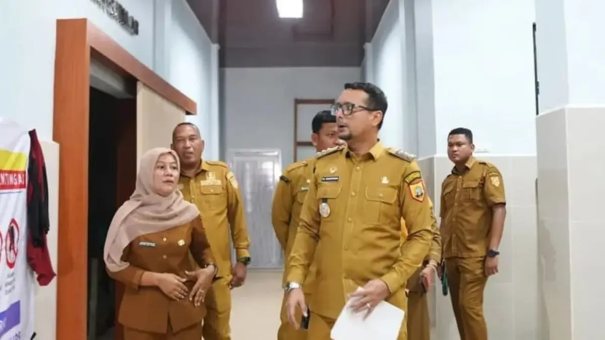 Bupati Labusel Fery Sahputra Simatupang meninjau fasilitas dan ruangan di RSUD Kotapinang. (Istimewa/Sumut Pos)