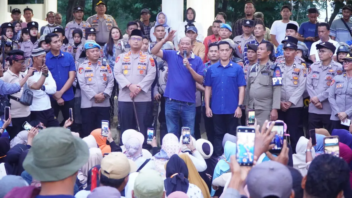 
Bupati Langkat, Syah Afandin saat menemui massa aksi korban banjir dari Kecamatan Besitang dan Brandan Barat di Alun-alun Tengku Amir Hamzah, Stabat. (Diskominfo Langkat/Sumut Pos)