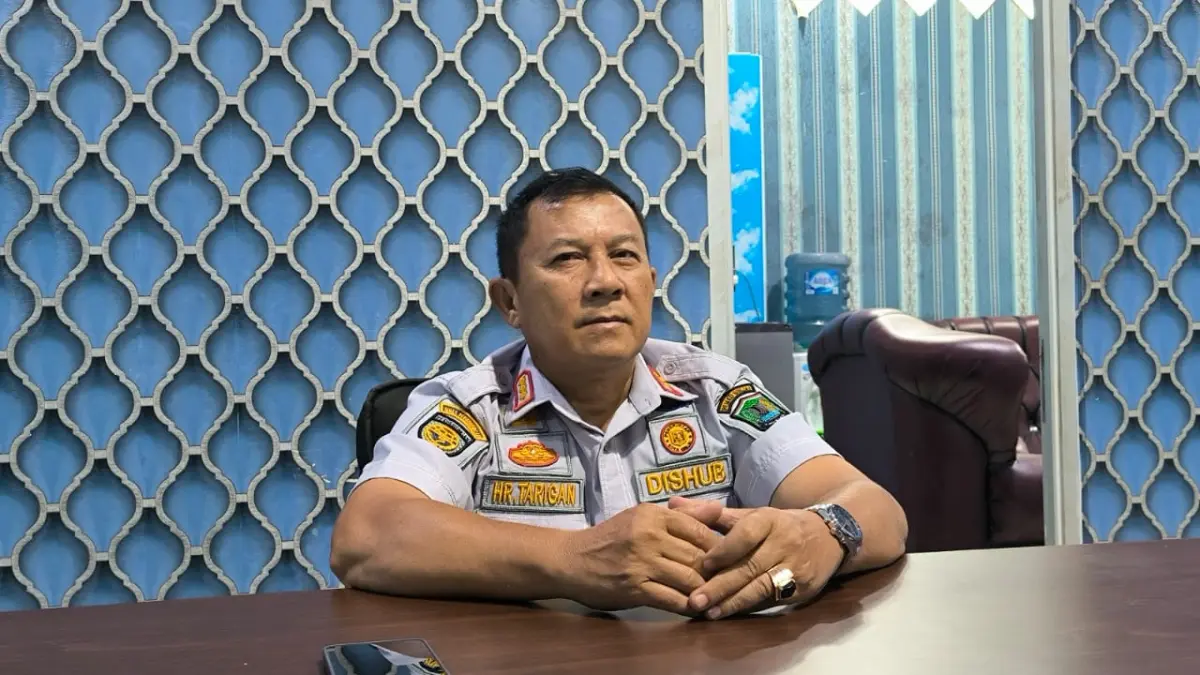
Kadishub Binjai, Harimin Tarigan saat diwawancarai di kantornya. (Teddy Akbari/Sumut Pos)