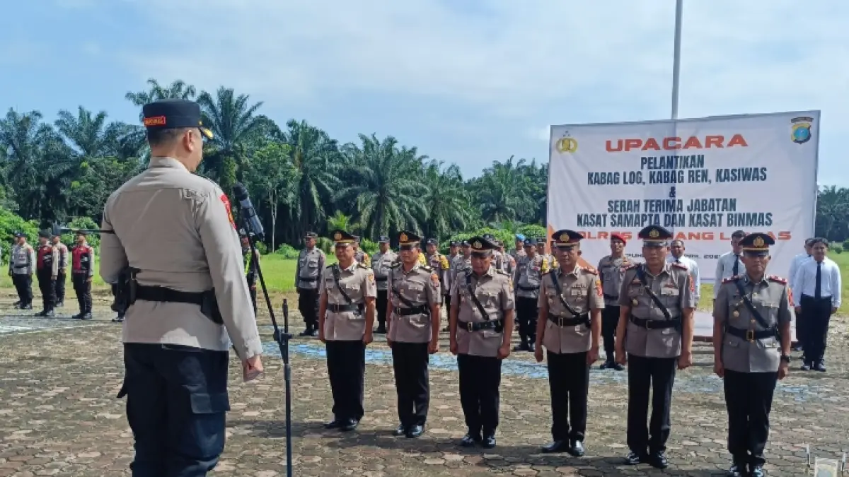 Kapolres Palas melakukan upacara pelantikan sejumlah pejabat utama  (PJU) dan serah terima jabatan (Sertijab),di halaman Mako Polres Palas, Senin 20 April 2026. (MITRA HARAHAP/SUMUT POS)